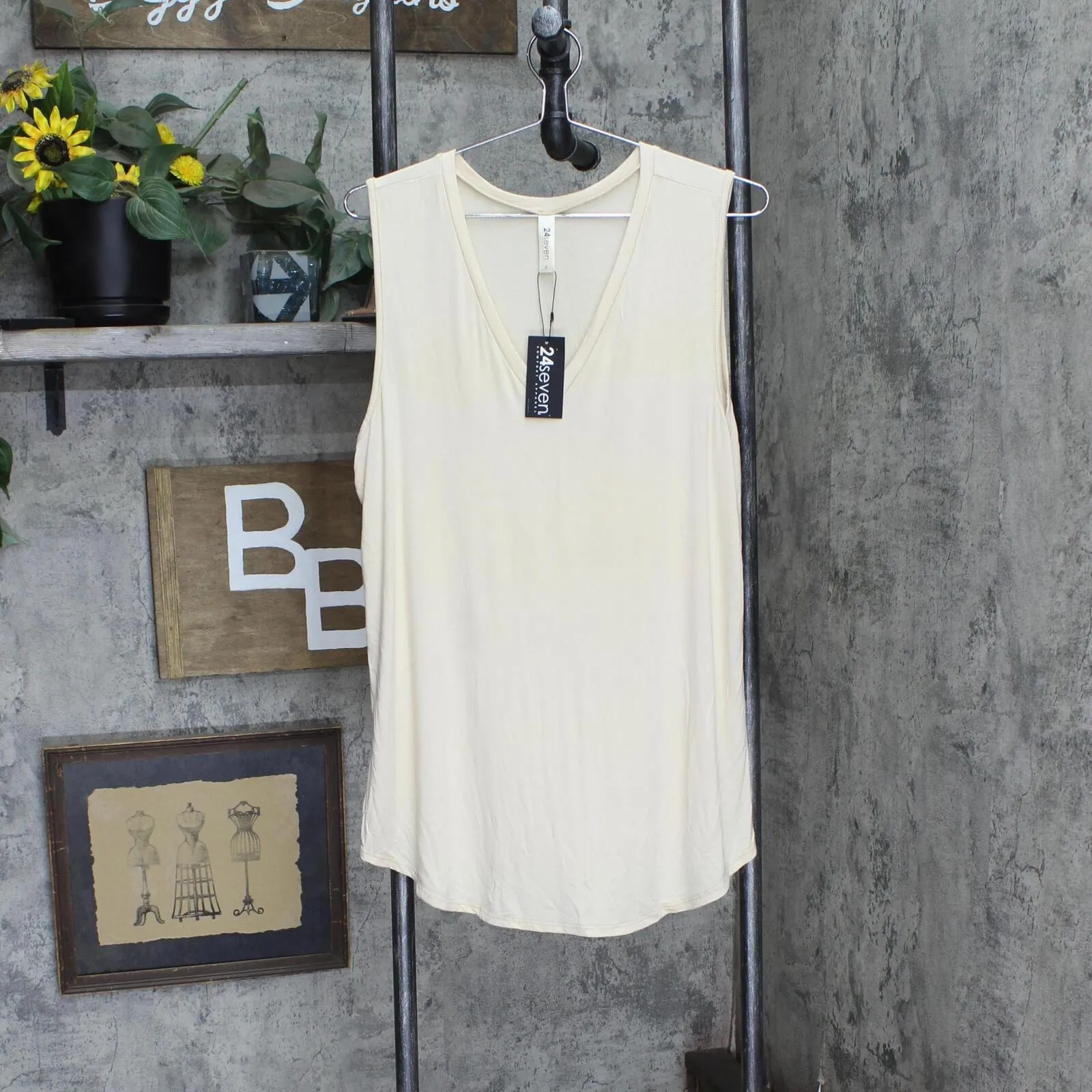24seven Comfort Apparel Plus Size V-neck Sleeveless Rounded Hemline Top P0202070