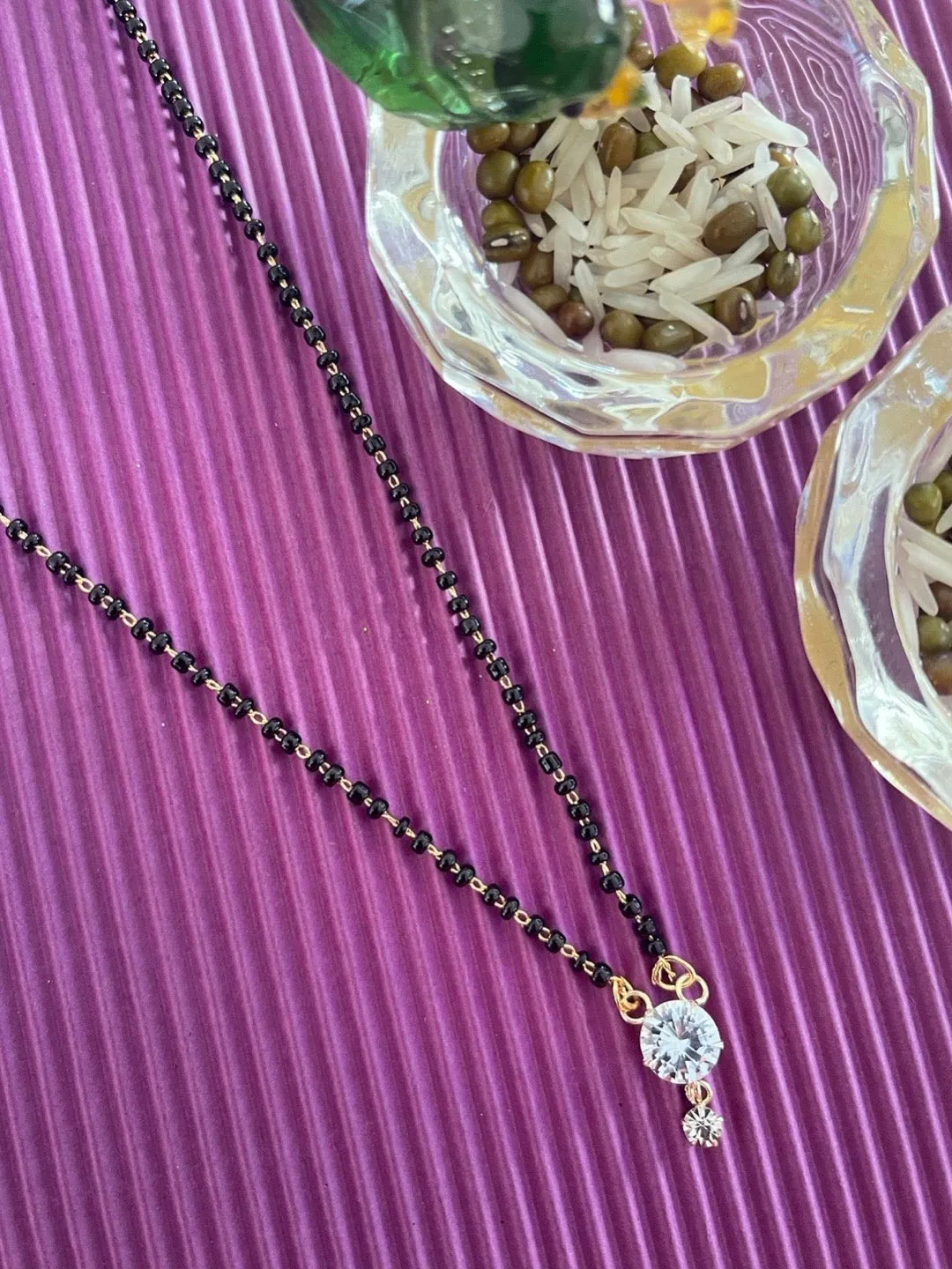 American Single Diamond Fancy Short Mangalsutra Designs Round Pendant Simple Black Beads Chain