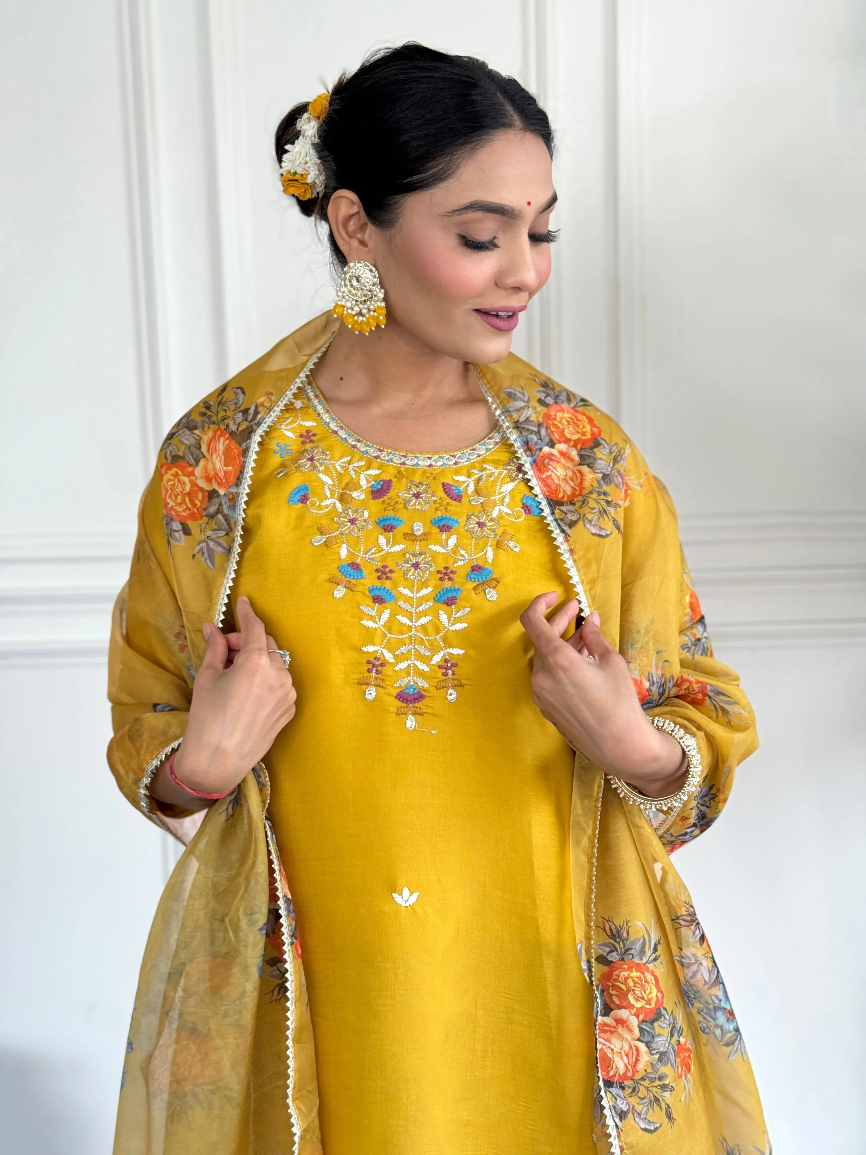 FRILLFIT Women Embroidered Straight Kurta Suit Set