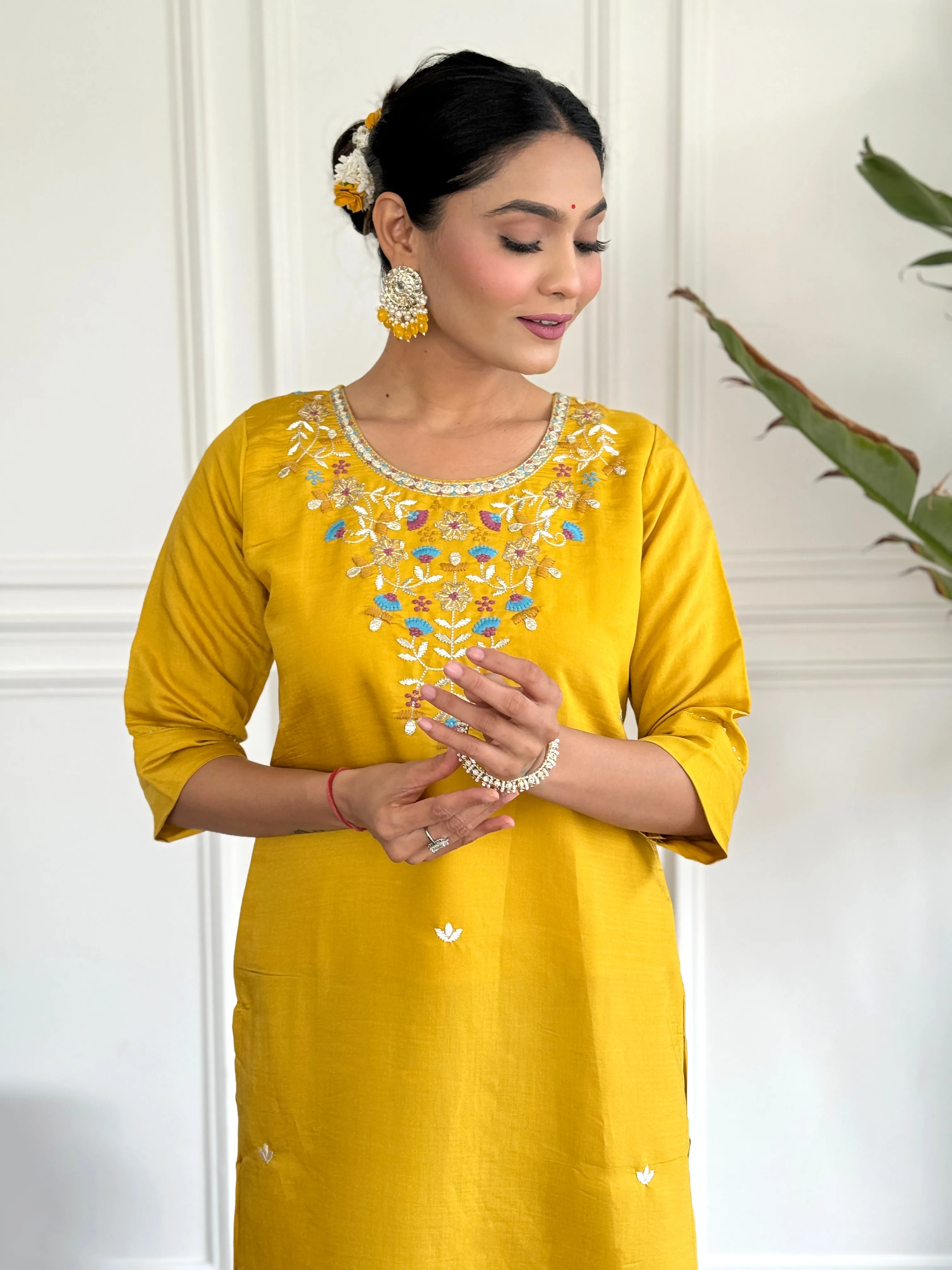 FRILLFIT Women Embroidered Straight Kurta Suit Set