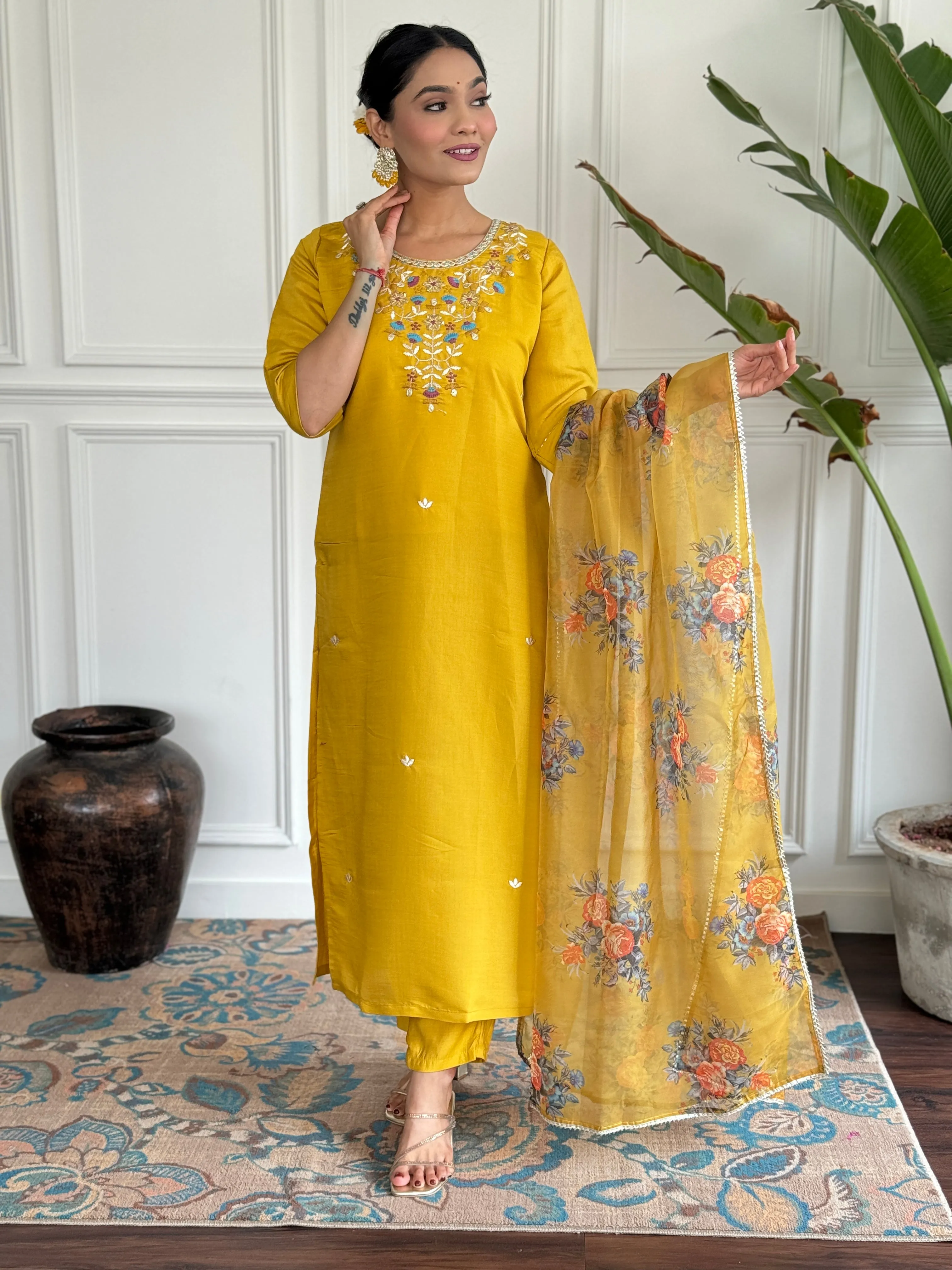 FRILLFIT Women Embroidered Straight Kurta Suit Set